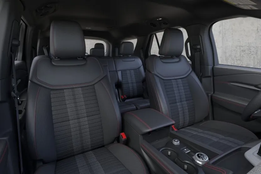 2025 Ford Explorer ST-Line photo 1