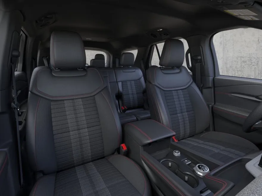 2025 Ford Explorer ST-Line photo 1