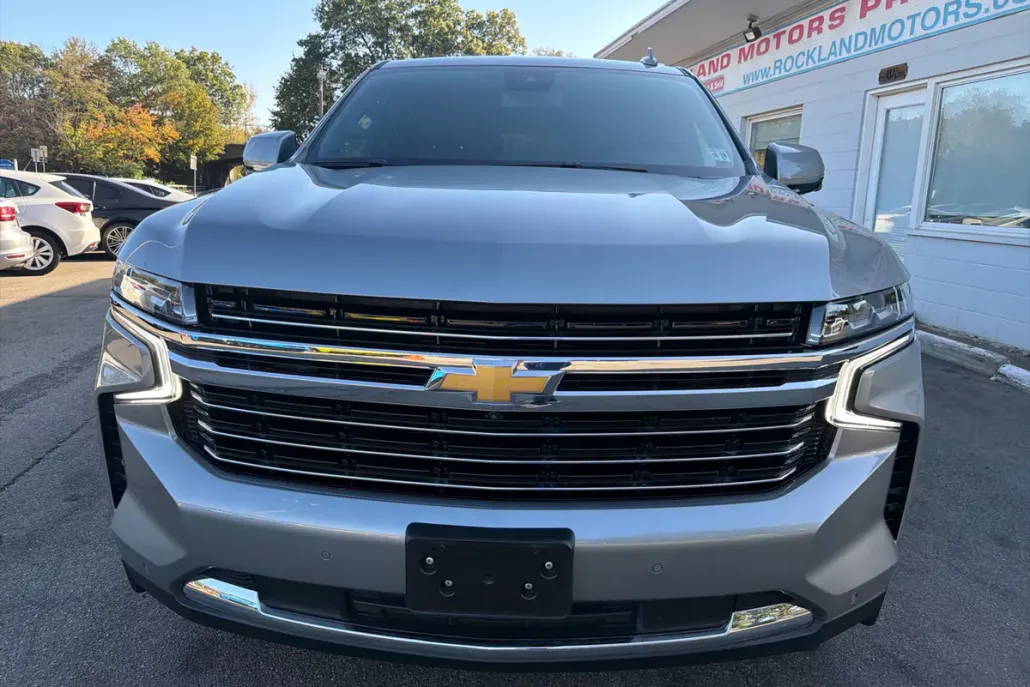 2023 Chevrolet Suburban LT photo 1