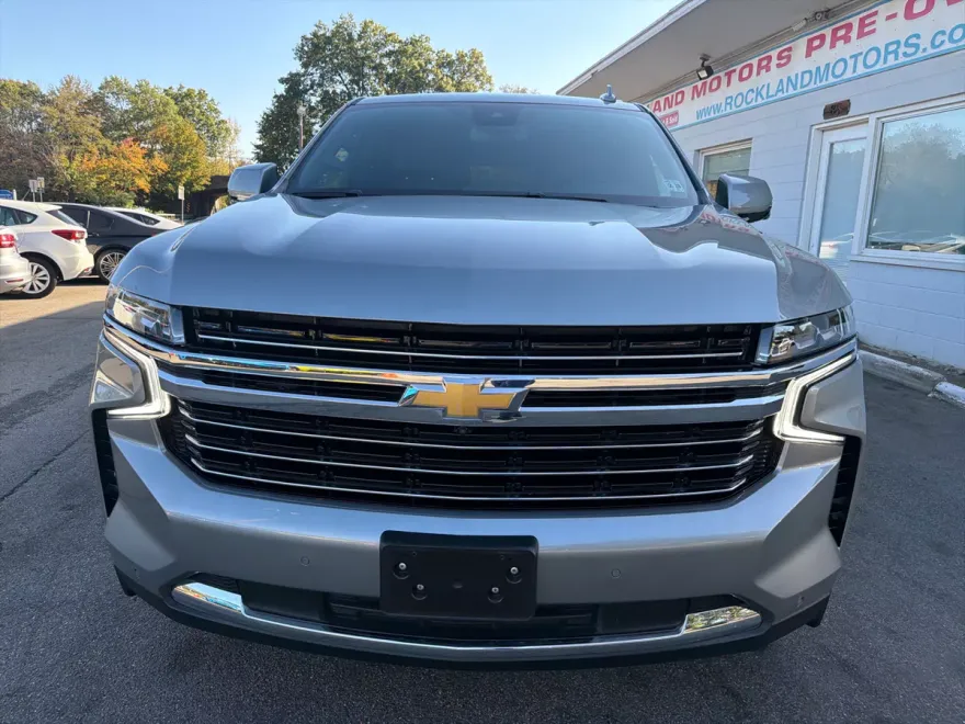 2023 Chevrolet Suburban LT photo 1