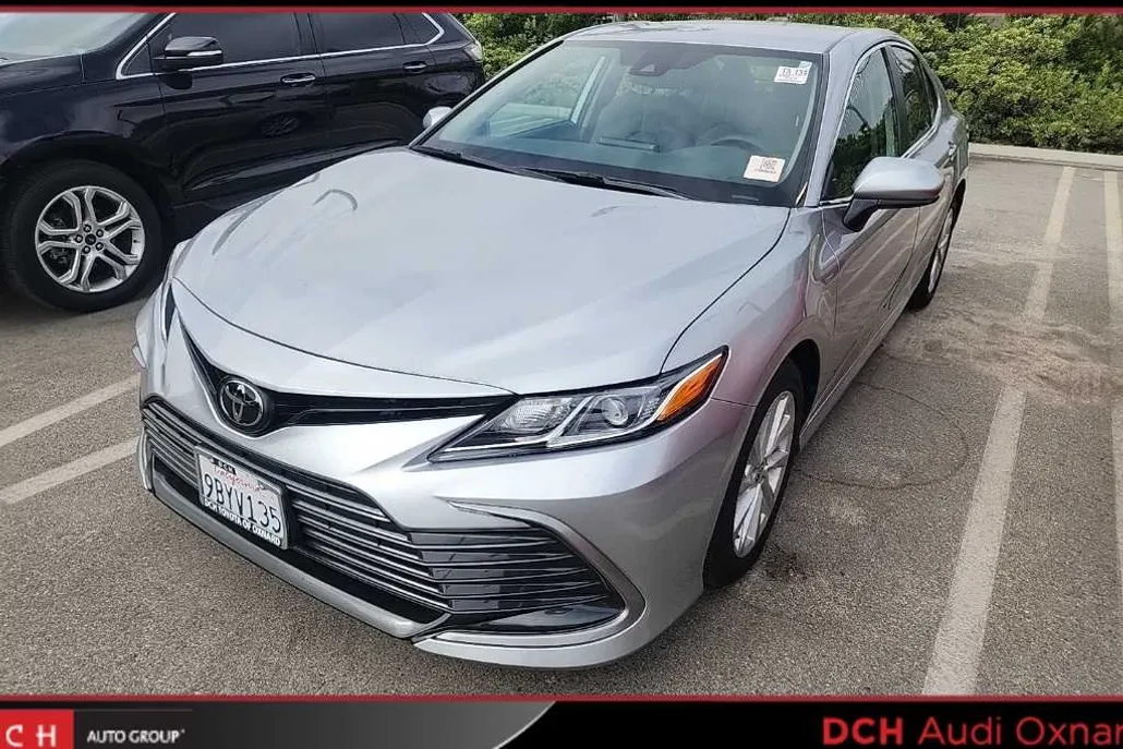 2022 Toyota Camry LE photo 1
