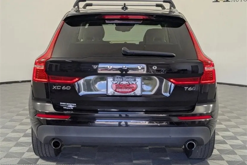 2018 Volvo XC60 Momentum photo 1