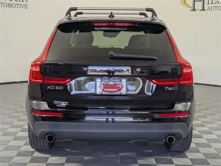 2018 Volvo XC60 Momentum photo 1