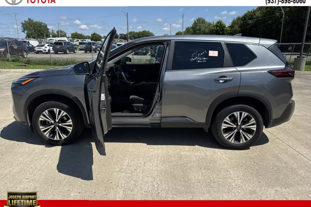 2023 Nissan Rogue SV photo 1