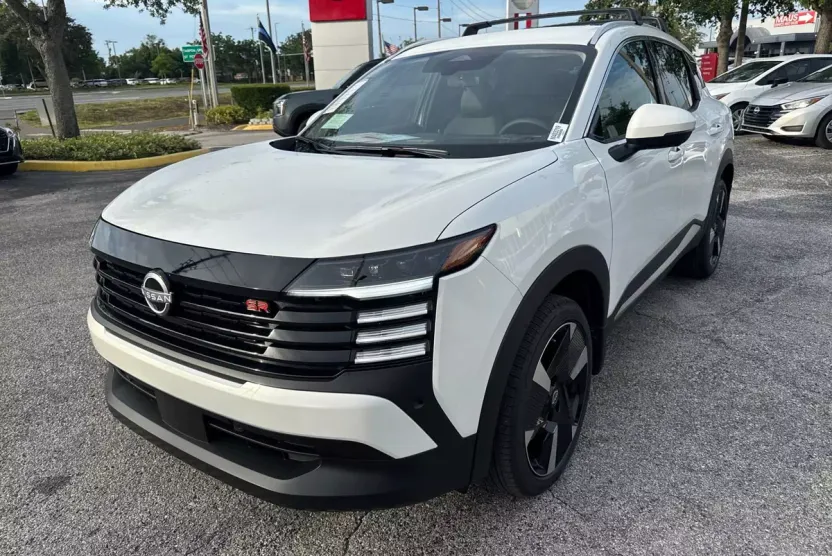 2025 Nissan Kicks SR photo 1