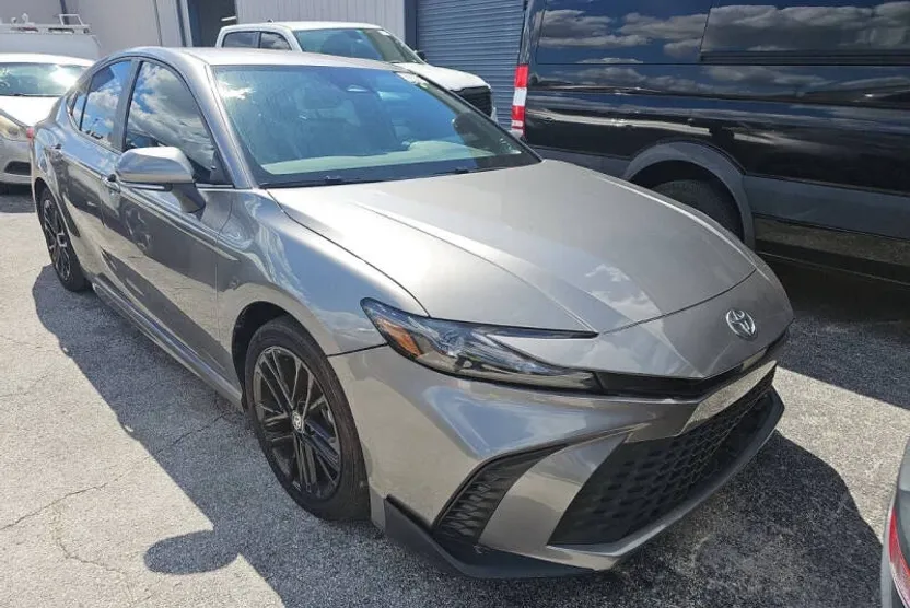 2025 Toyota Camry SE photo 1