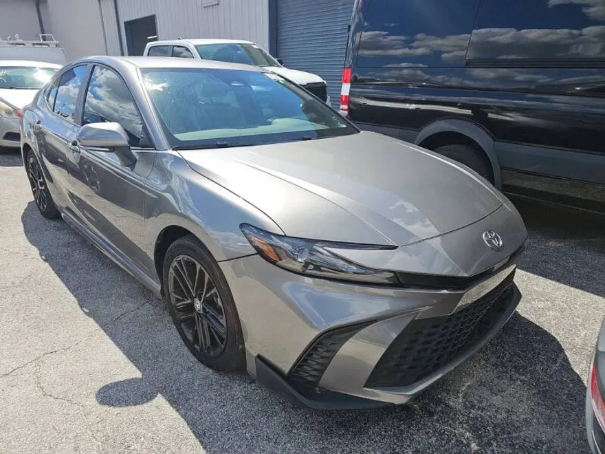 2025 Toyota Camry SE photo 1