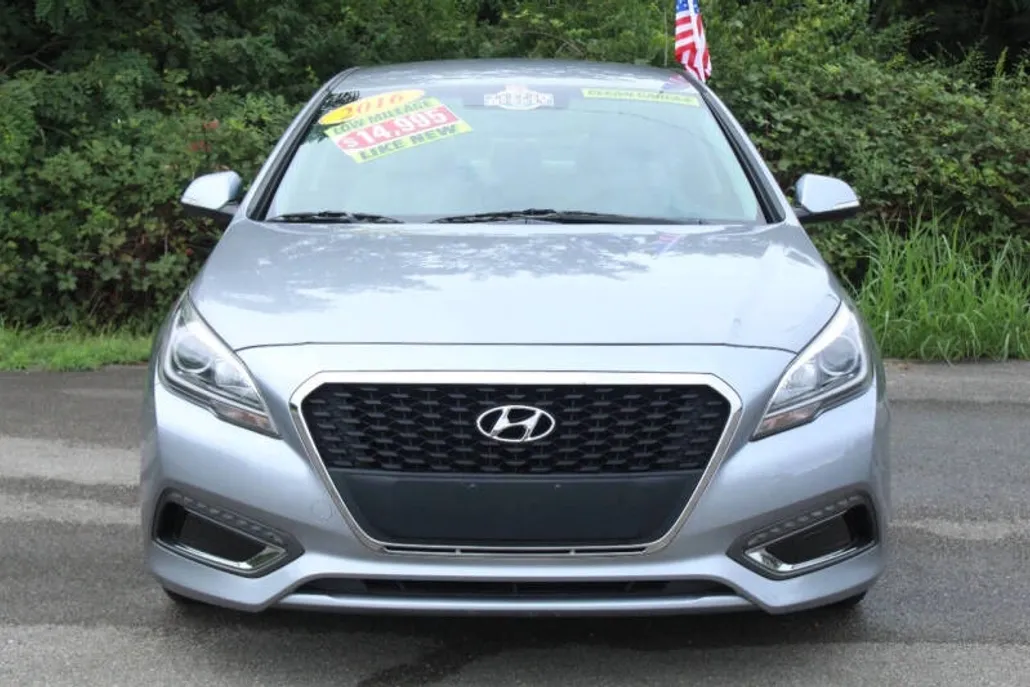 2016 Hyundai Sonata GL photo 1
