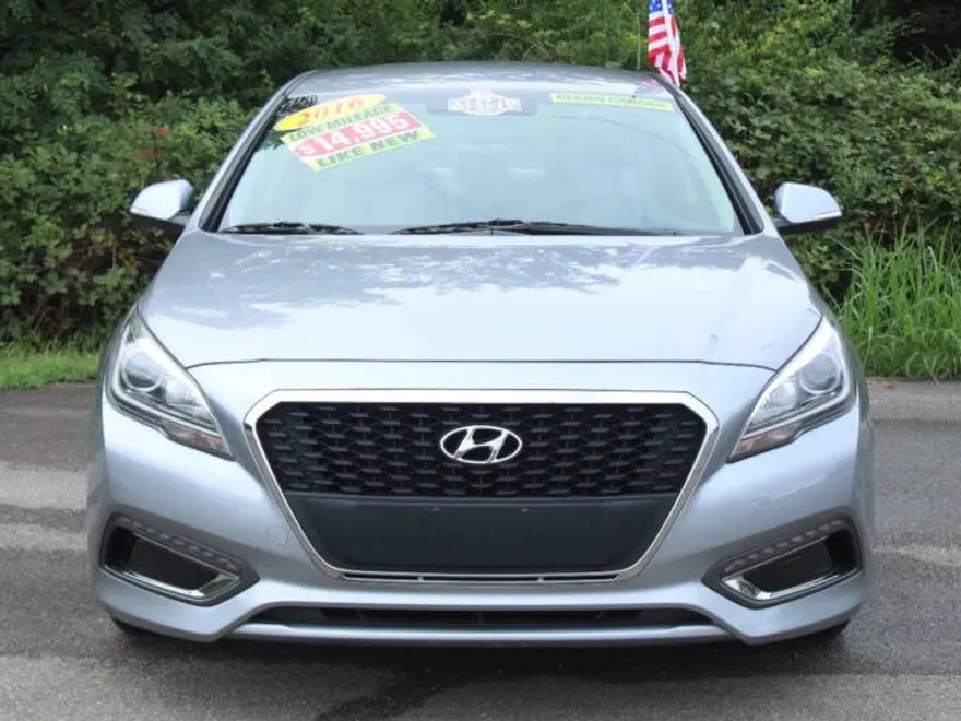 2016 Hyundai Sonata GL photo 1