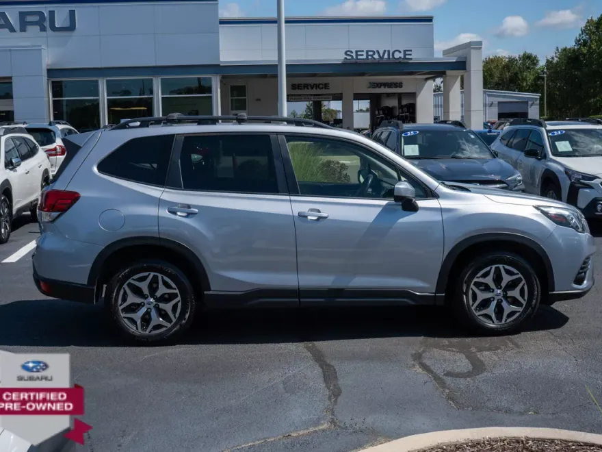 2022 Subaru Forester Premium photo 1