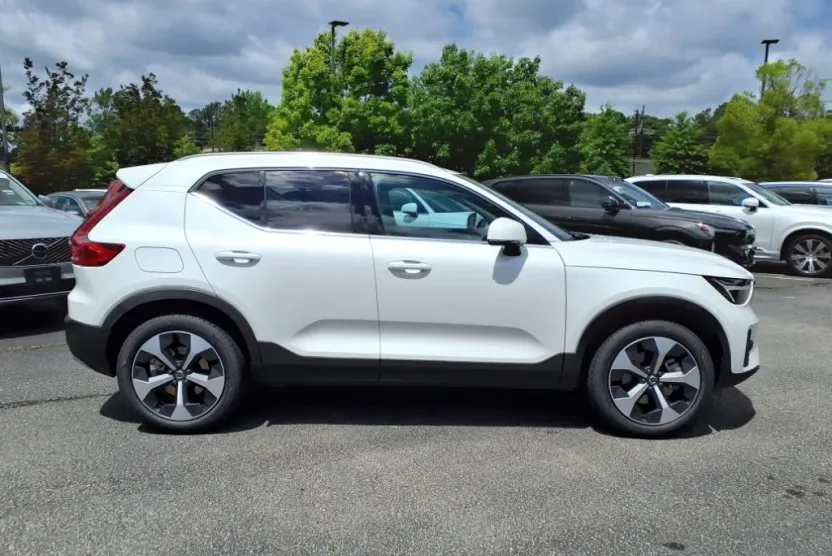 2025 Volvo XC40 Core photo 1