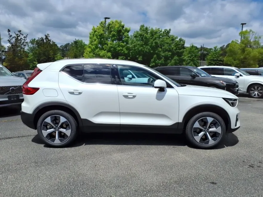 2025 Volvo XC40 Core photo 1