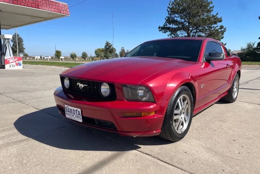 2005 Ford Mustang GT Deluxe photo 1