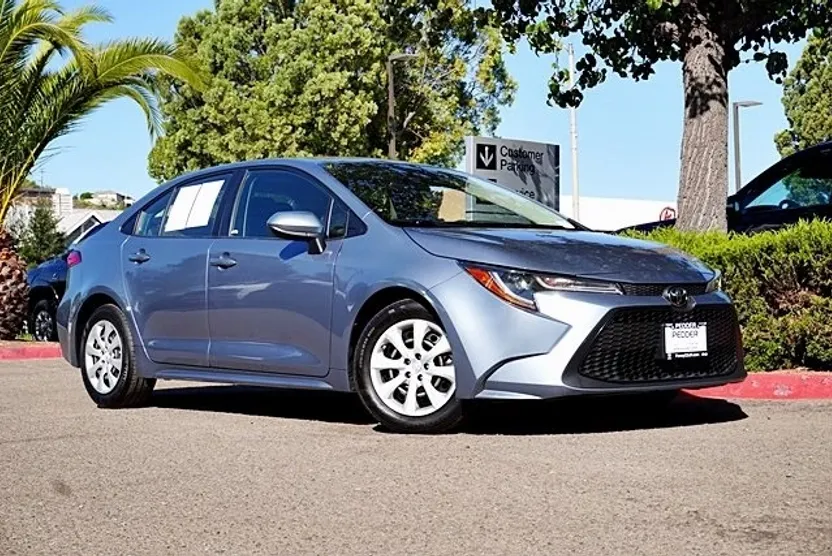 2022 Toyota Corolla LE photo 1