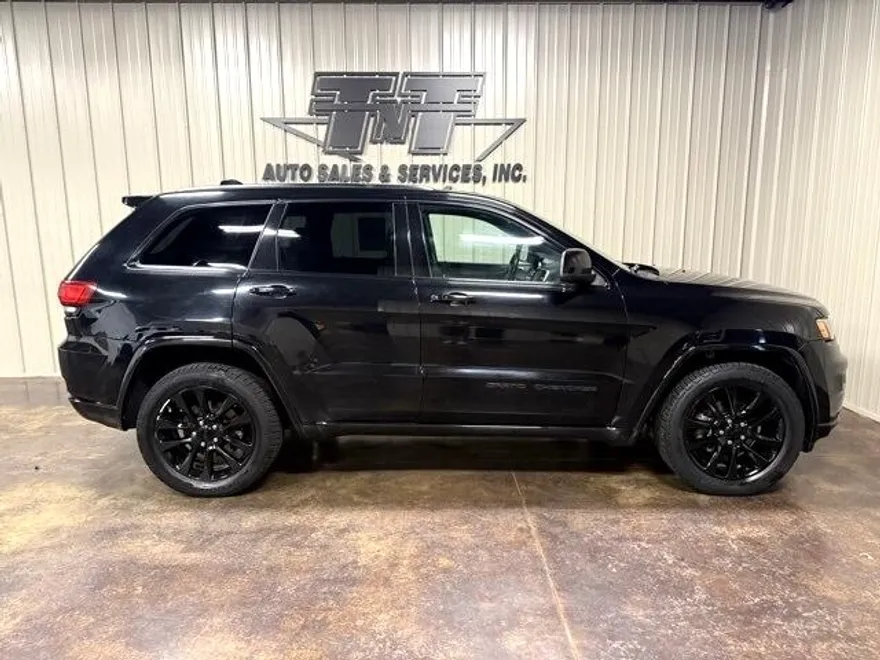 2017 Jeep Grand Cherokee Altitude photo 1