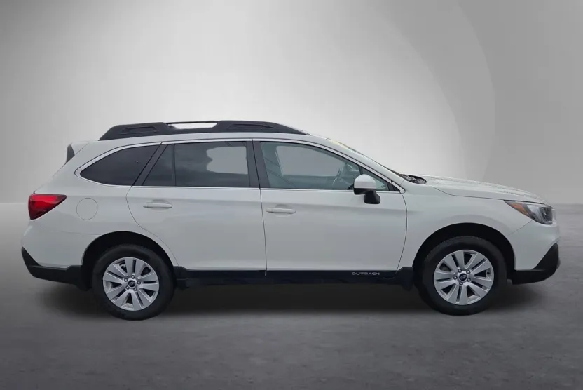 2018 Subaru Outback 2.5i Premium photo 1