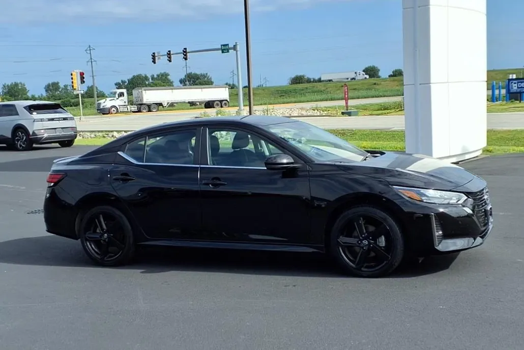 2024 Nissan Sentra SR photo 1