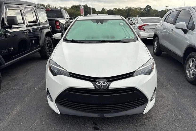 2018 Toyota Corolla LE photo 1