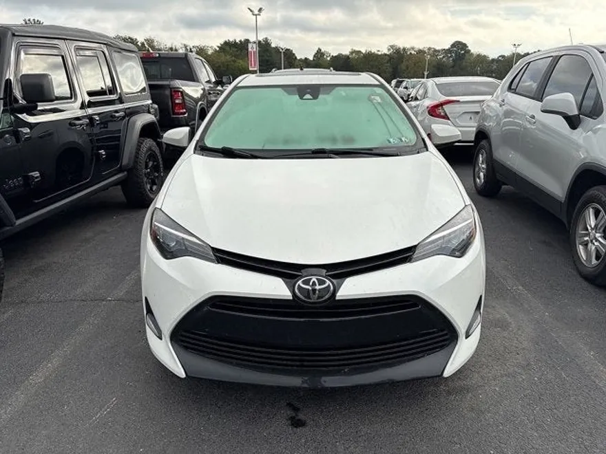 2018 Toyota Corolla LE photo 1