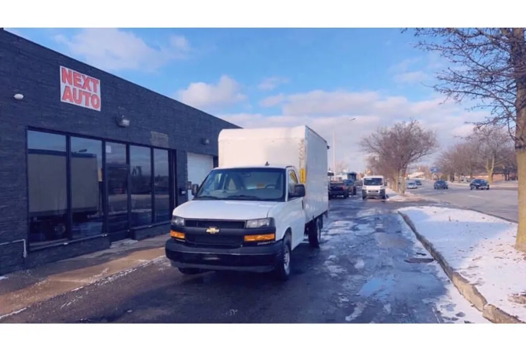 2023 Chevrolet Express 3500 Cutaway photo 1
