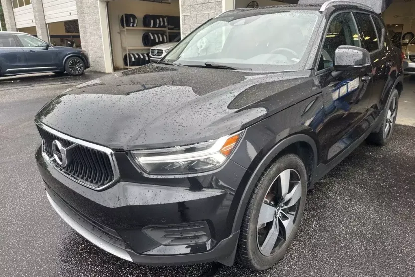 2020 Volvo XC40 T5 Momentum photo 1