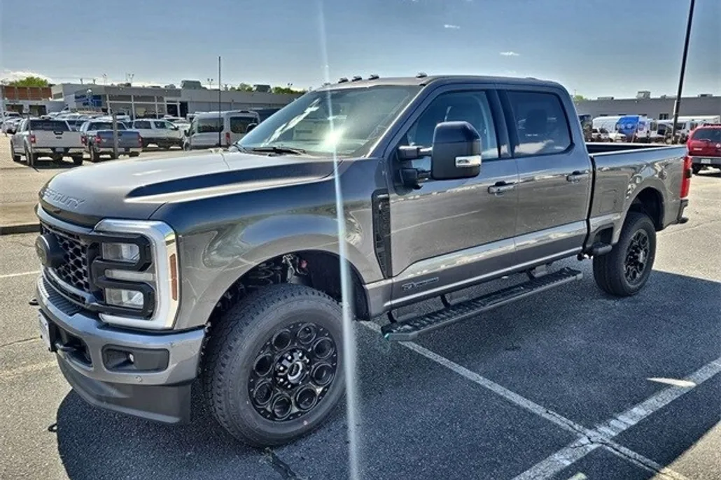 2025 Ford F-250 Lariat photo 1