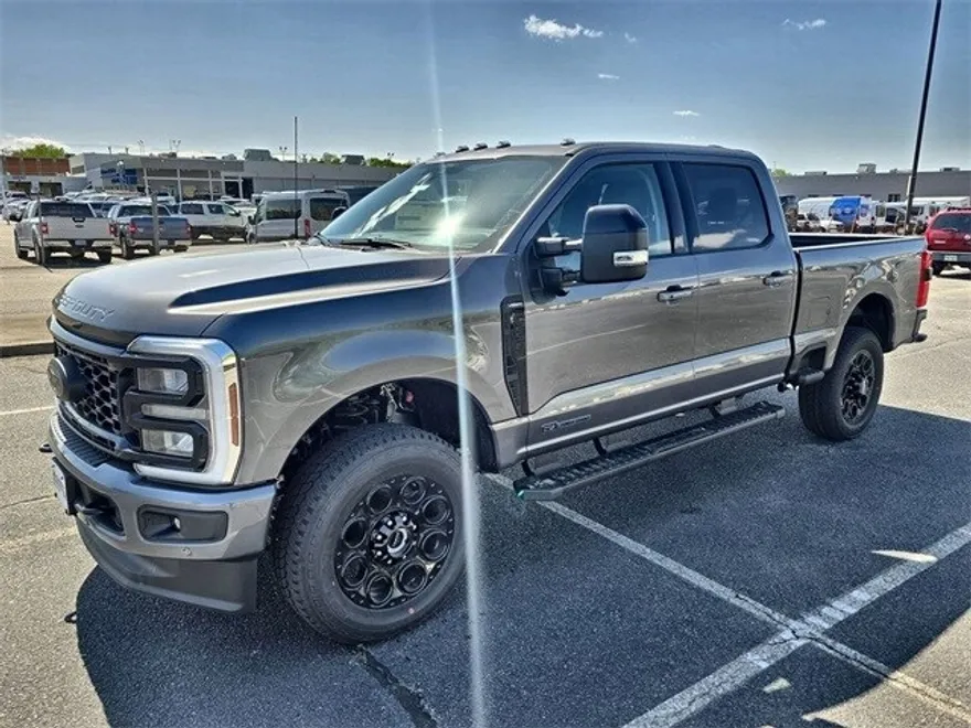 2025 Ford F-250 Lariat photo 1