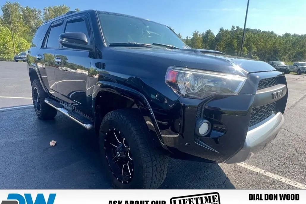 2017 Toyota 4Runner SR5 photo 1