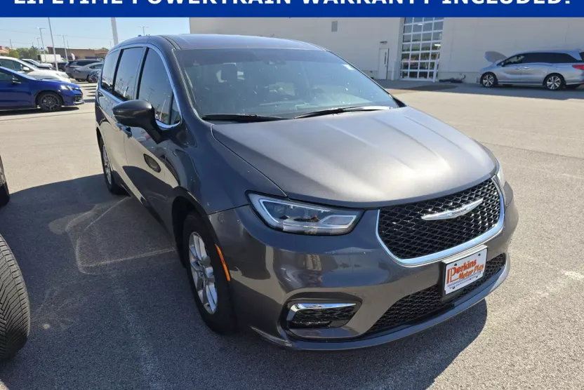 2023 Chrysler Pacifica Touring L photo 1
