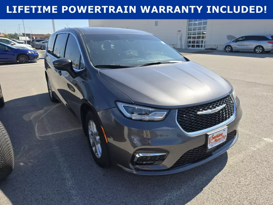2023 Chrysler Pacifica Touring L photo 1
