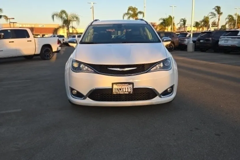2019 Chrysler Pacifica Limited photo 1