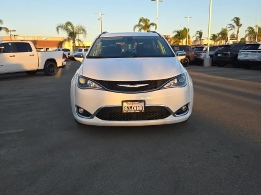 2019 Chrysler Pacifica Limited photo 1