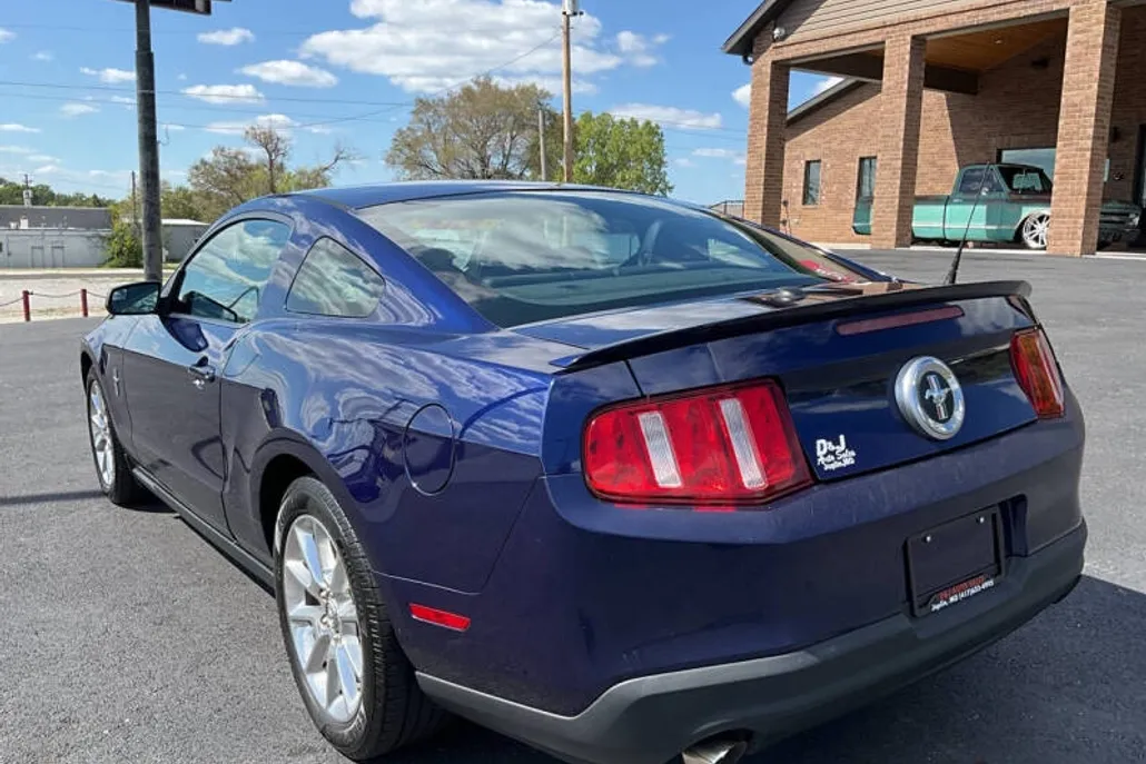 2011 Ford Mustang V6 Premium photo 1