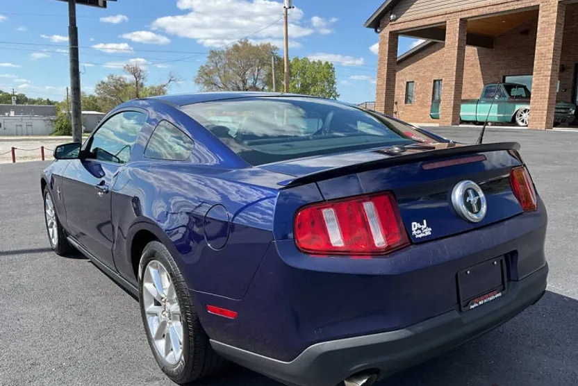 2011 Ford Mustang V6 Premium photo 1
