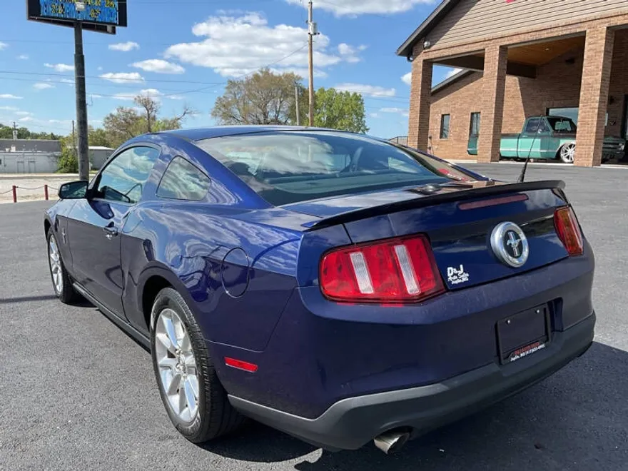 2011 Ford Mustang V6 Premium photo 1