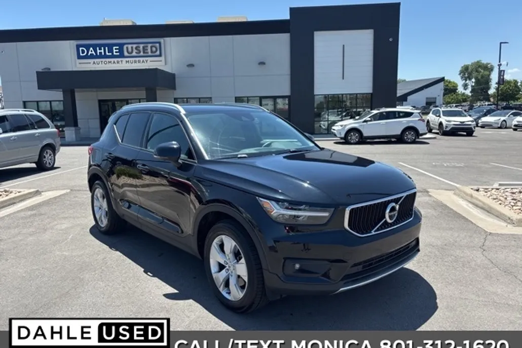 2022 Volvo XC40 Momentum photo 1