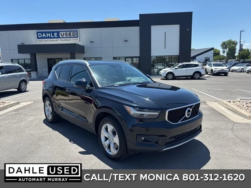 2022 Volvo XC40 Momentum photo 1