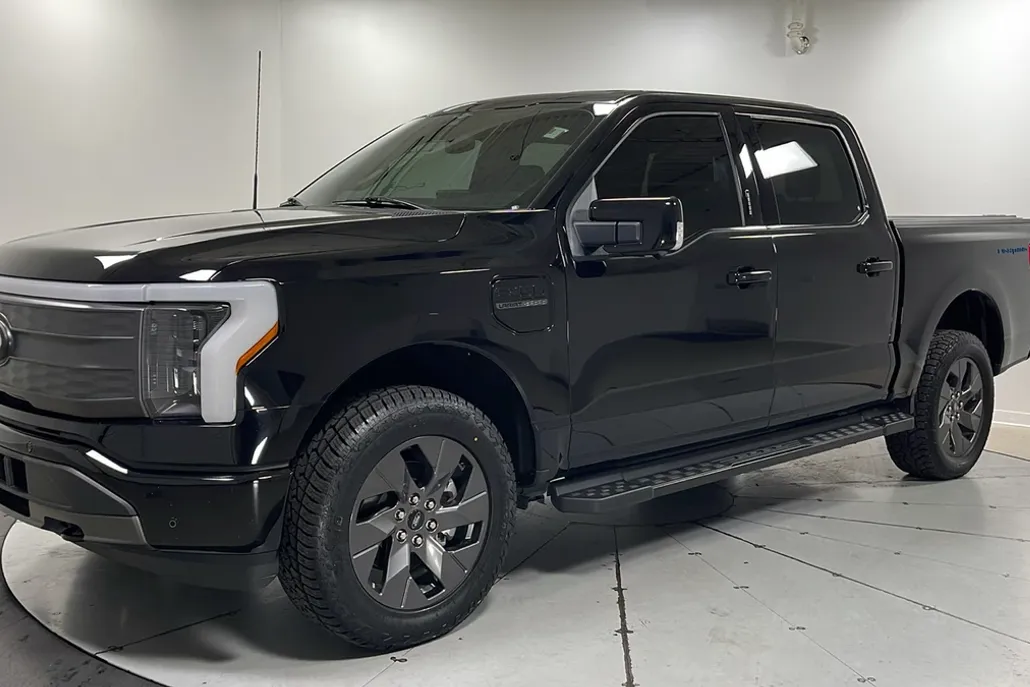 2023 Ford F-150 Lightning Lariat photo 1