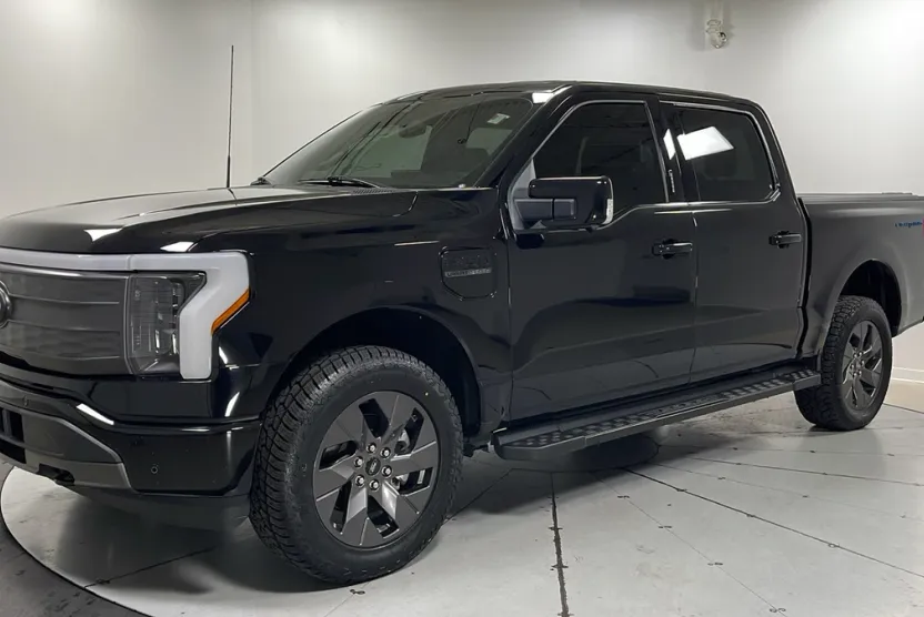 2023 Ford F-150 Lightning Lariat photo 1