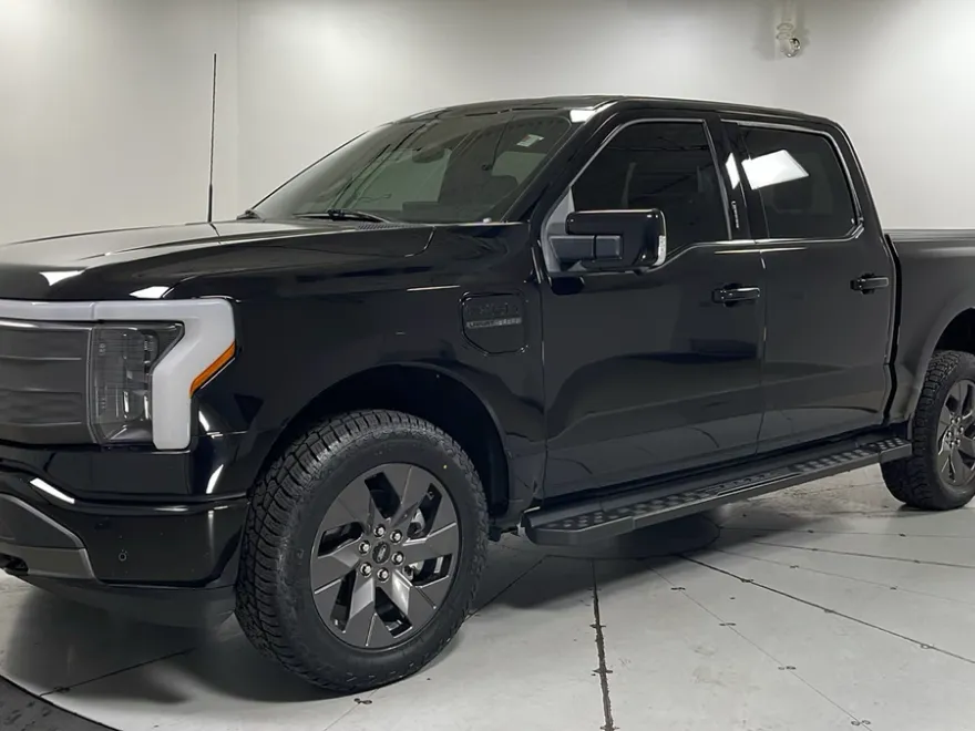 2023 Ford F-150 Lightning Lariat photo 1