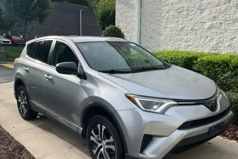 2018 Toyota RAV4 LE photo 1