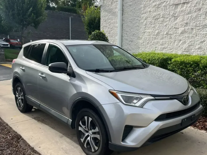 2018 Toyota RAV4 LE photo 1