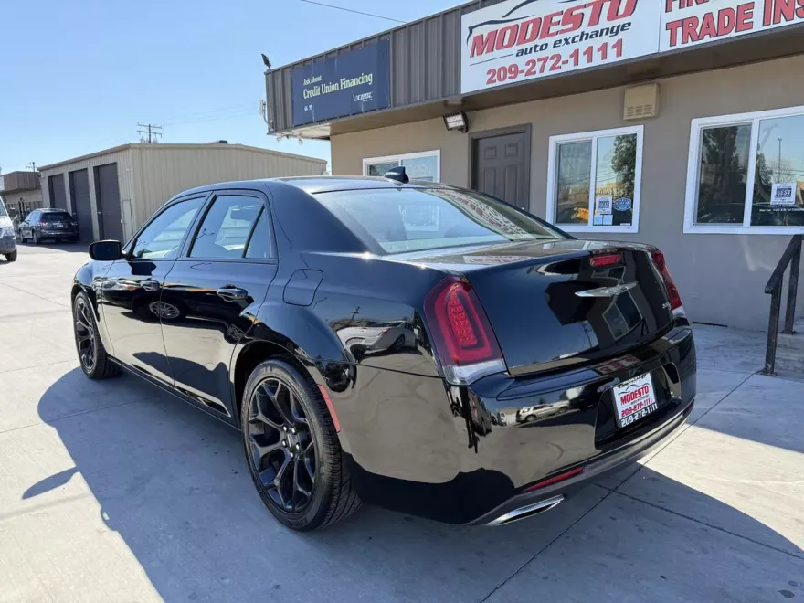 2019 Chrysler 300 S photo 1