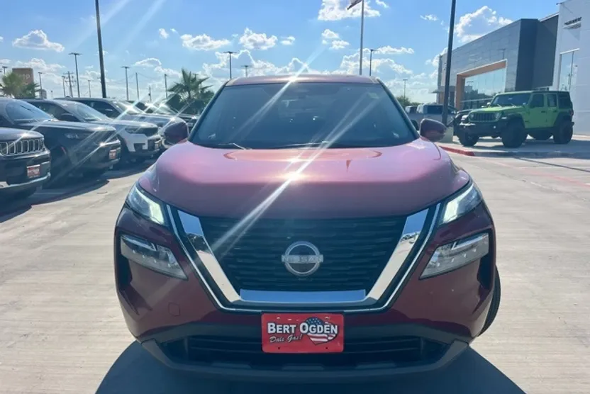 2022 Nissan Rogue SV photo 1