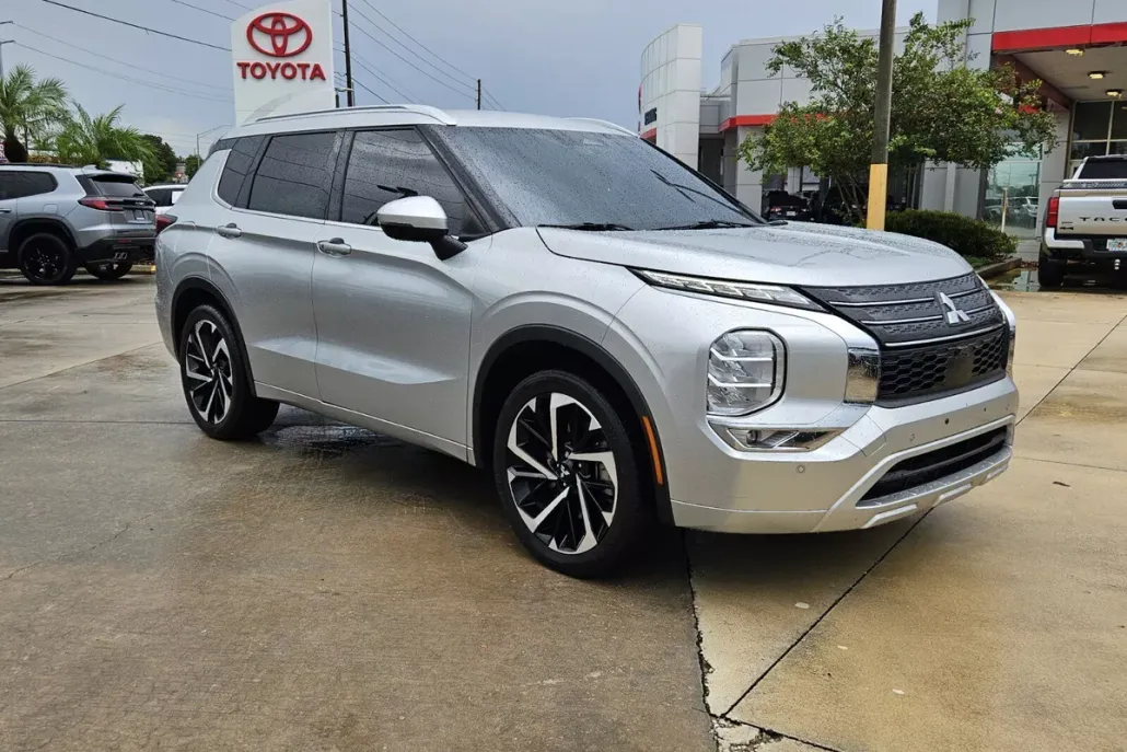 2022 Mitsubishi Outlander SEL photo 1