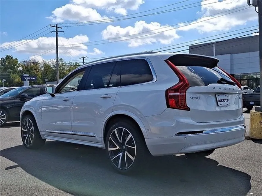 2023 Volvo XC90 AWD Plus photo 1