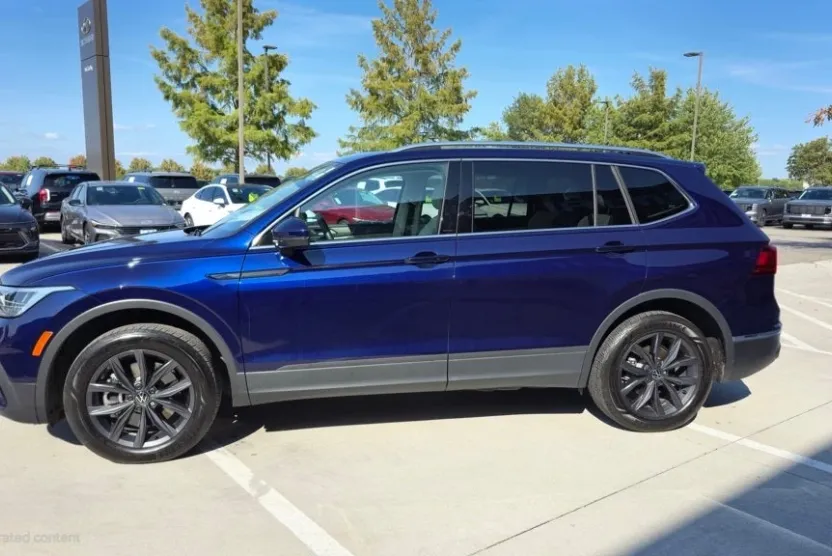 2022 Volkswagen Tiguan SE photo 1