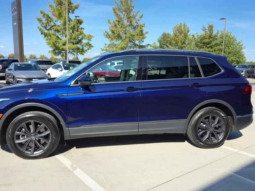 2022 Volkswagen Tiguan SE photo 1