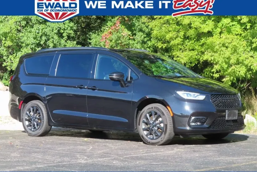 2021 Chrysler Pacifica Touring L photo 1
