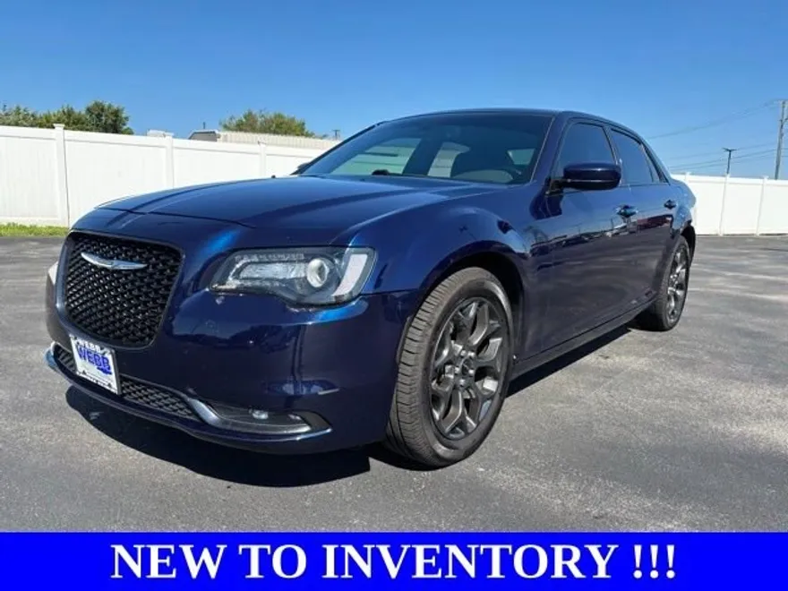 2017 Chrysler 300 photo 1